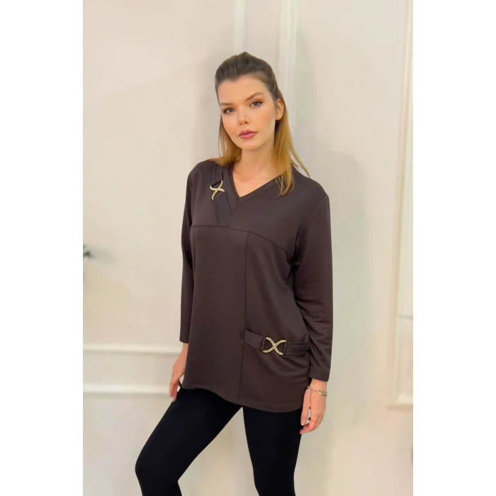 Yakası Toka Detaylı Parçalı Bluz