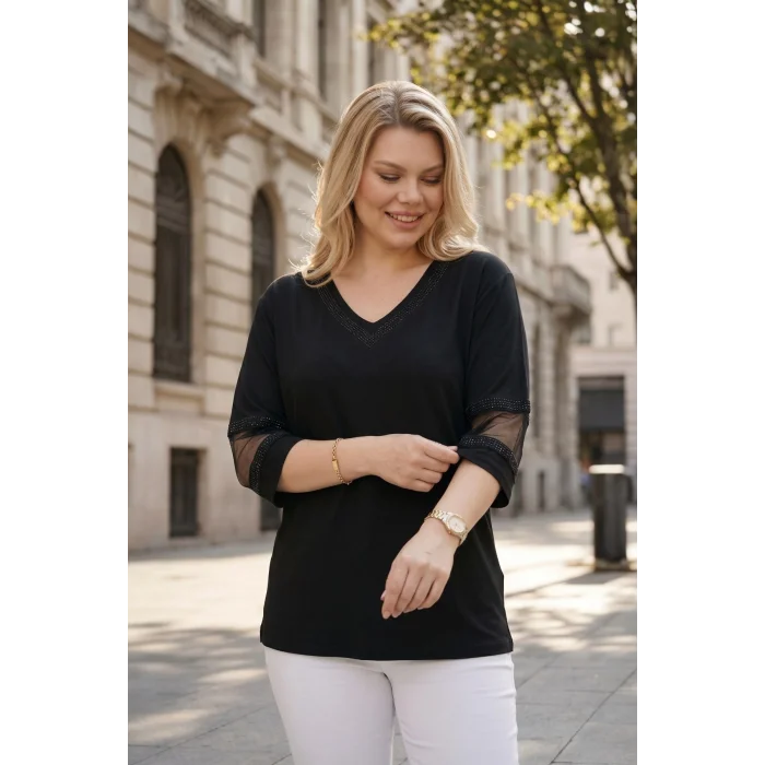Yakası ve Kolları Taşlı Tül Detaylı Bluz