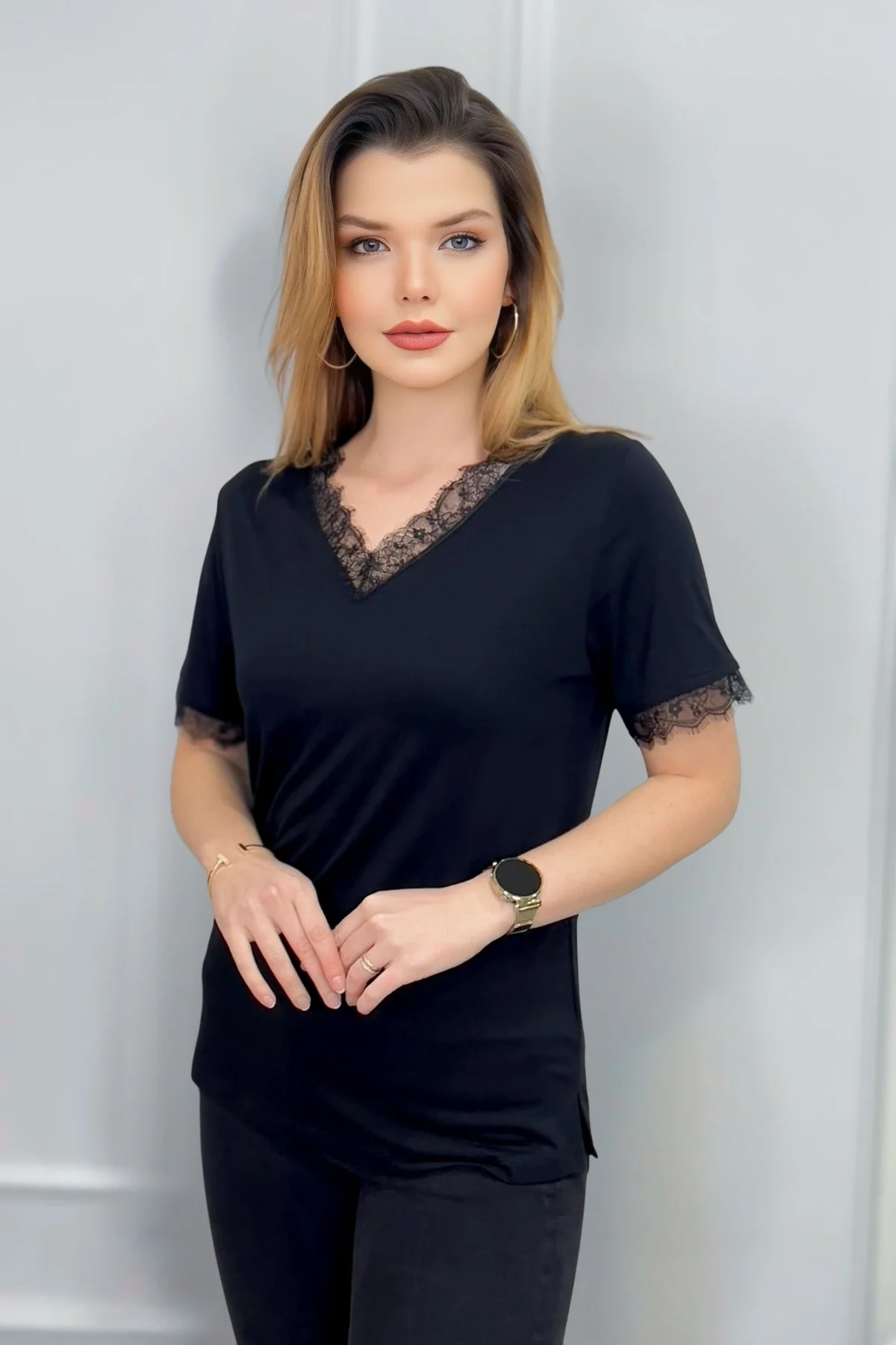 Yakası Ve Kolları Dantelli Bluz