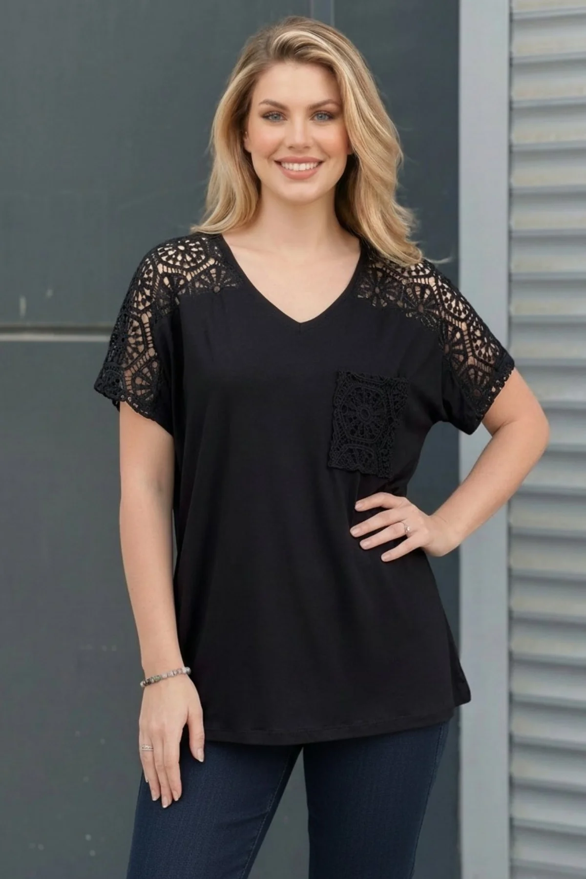 Omuzu Güpürlü Cepli Bluz