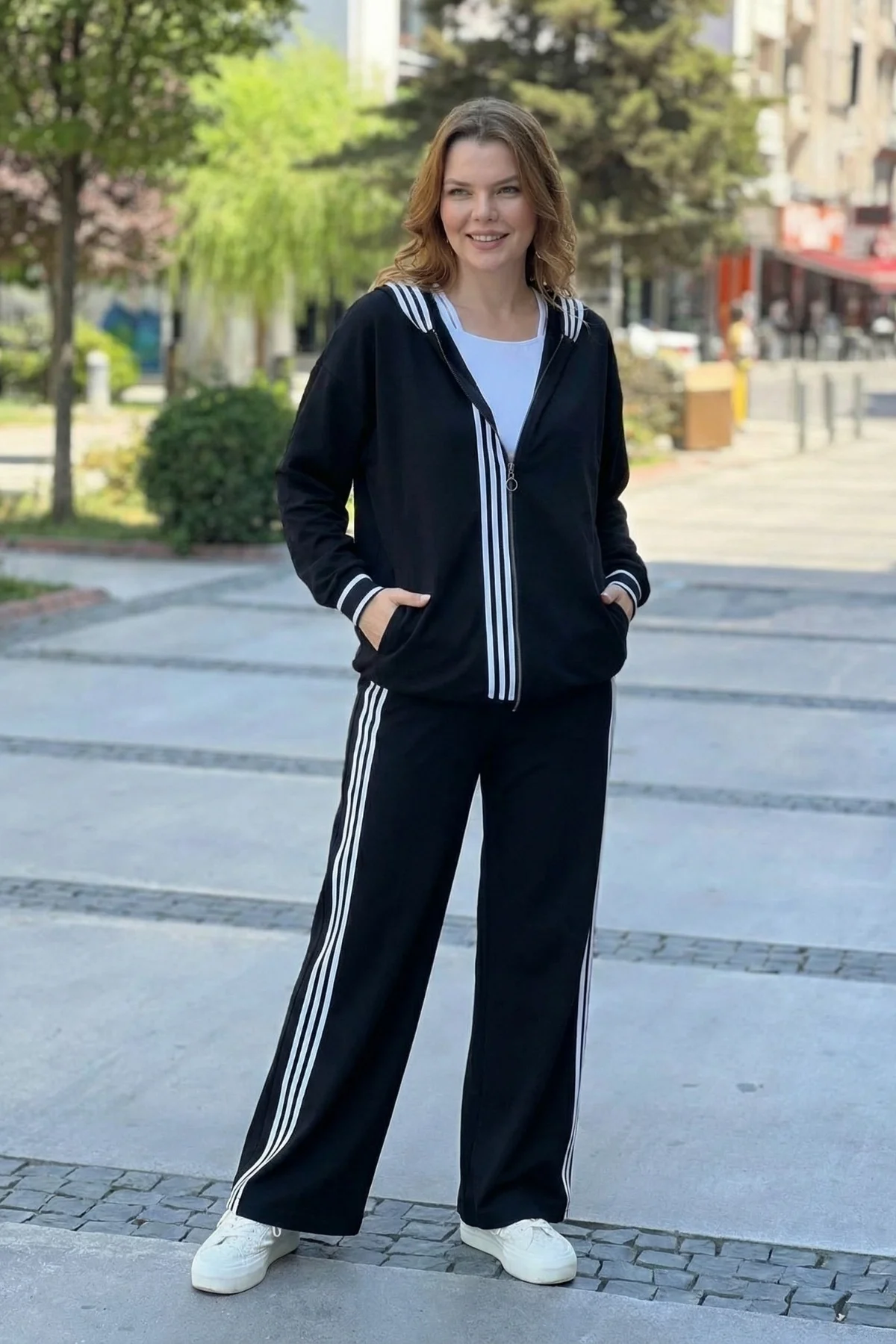 Yanları Şeritli Kapüşonlu Takım