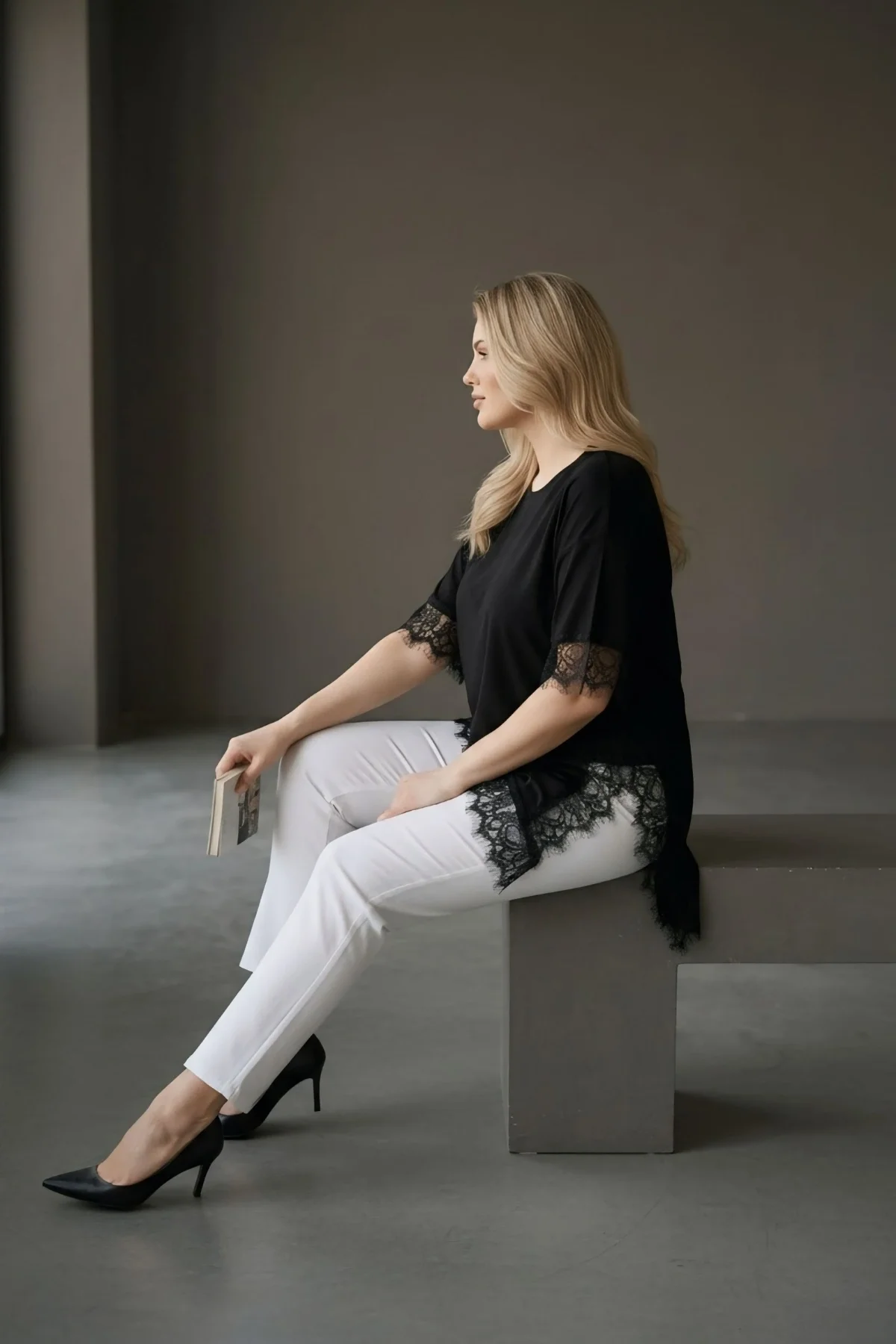 Eteği Asimetrik Dantelli Bluz