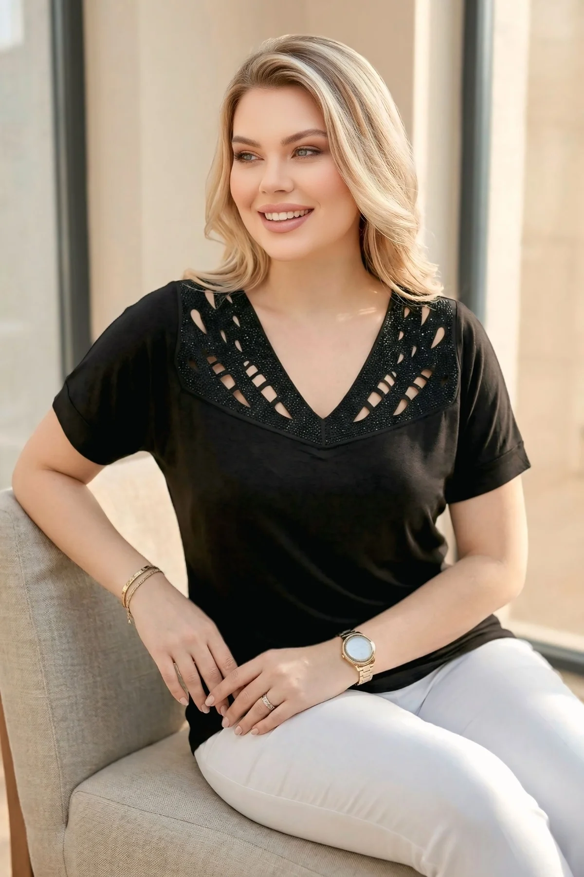 Yakası Lazer Kesim Taşlı Bluz