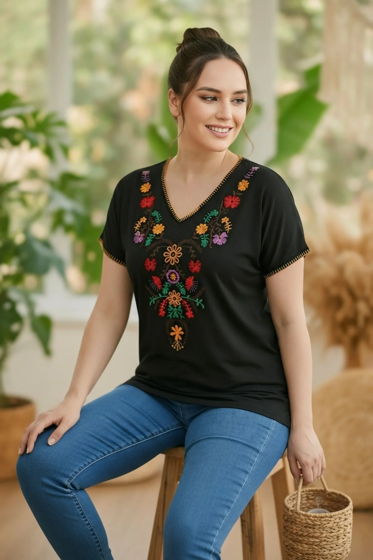 Yakası Dikişli Önü Çiçek Nakışlı Bluz