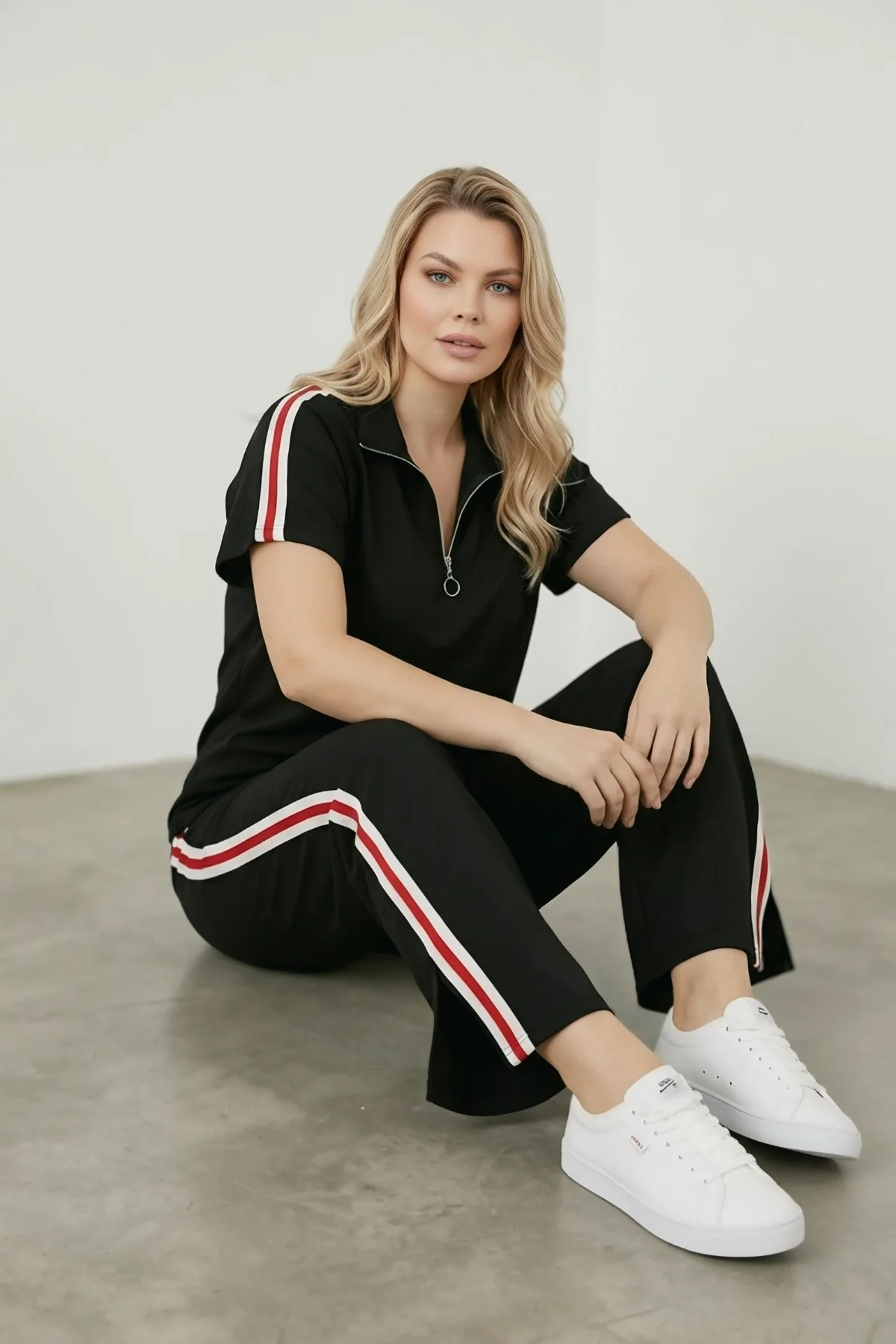 Yakası Fermuarlı Şeritli Takım