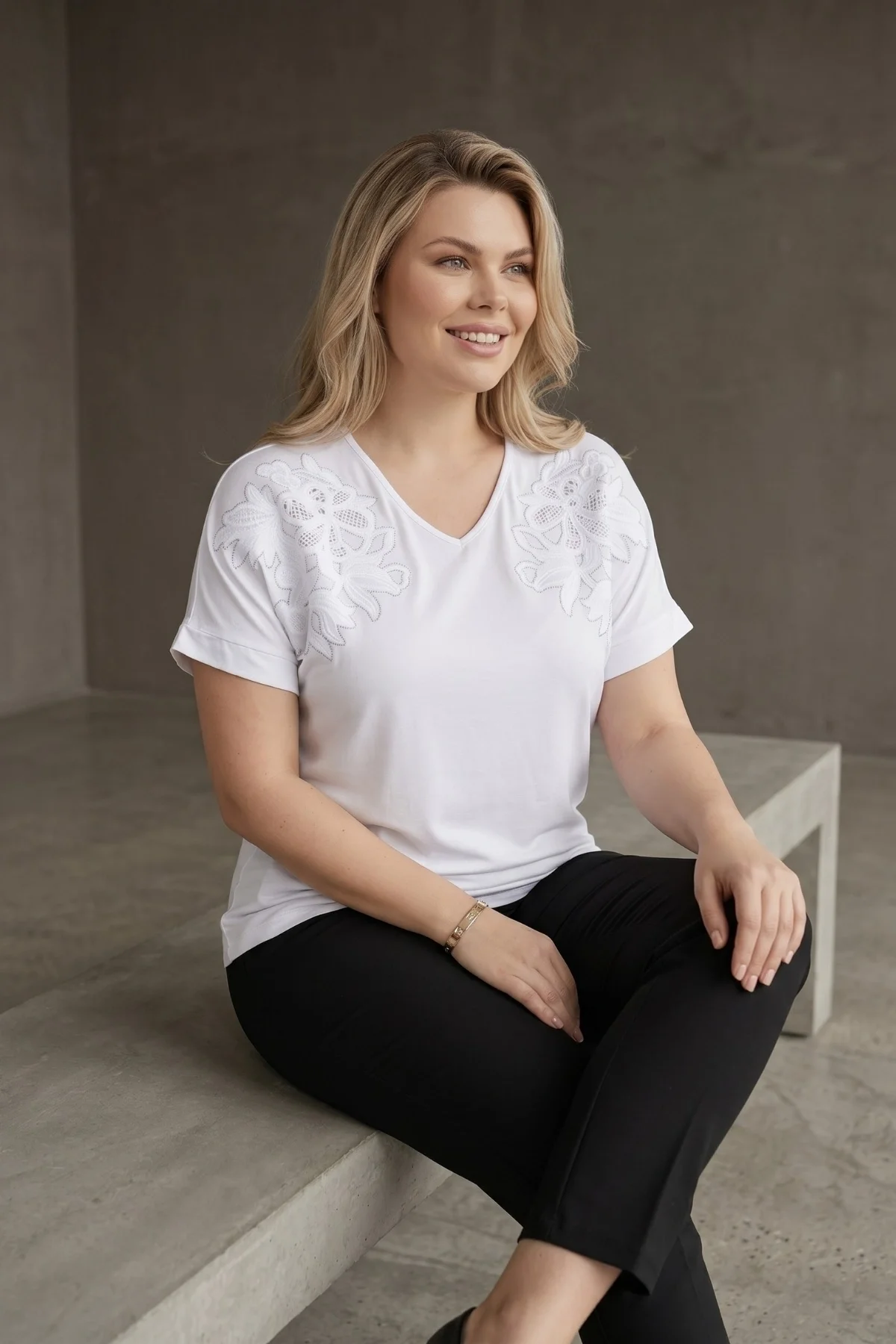 Omuz Nakışlı Taş Detaylı Bluz