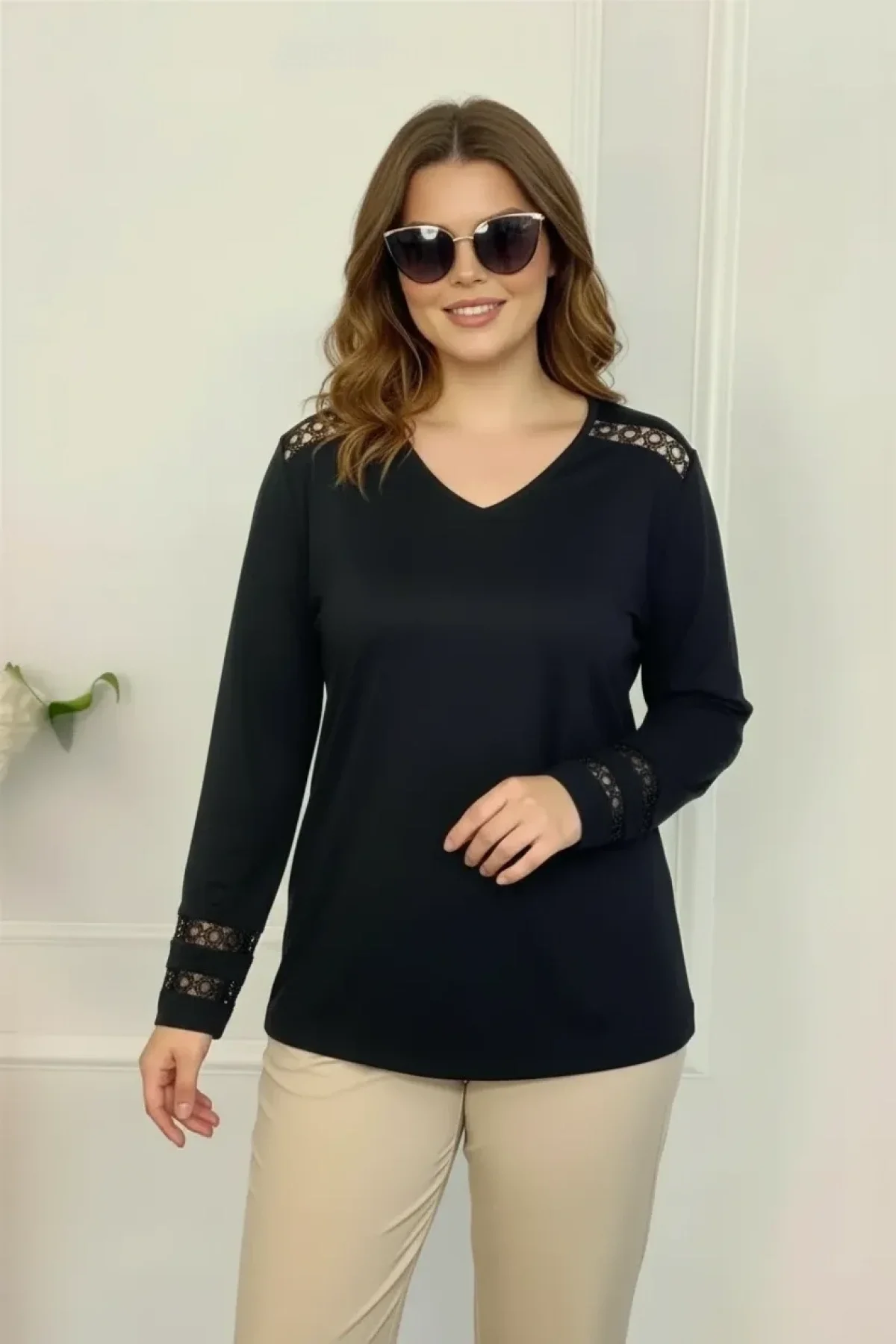 Omuz ve Kolları Güpür Detaylı Bluz