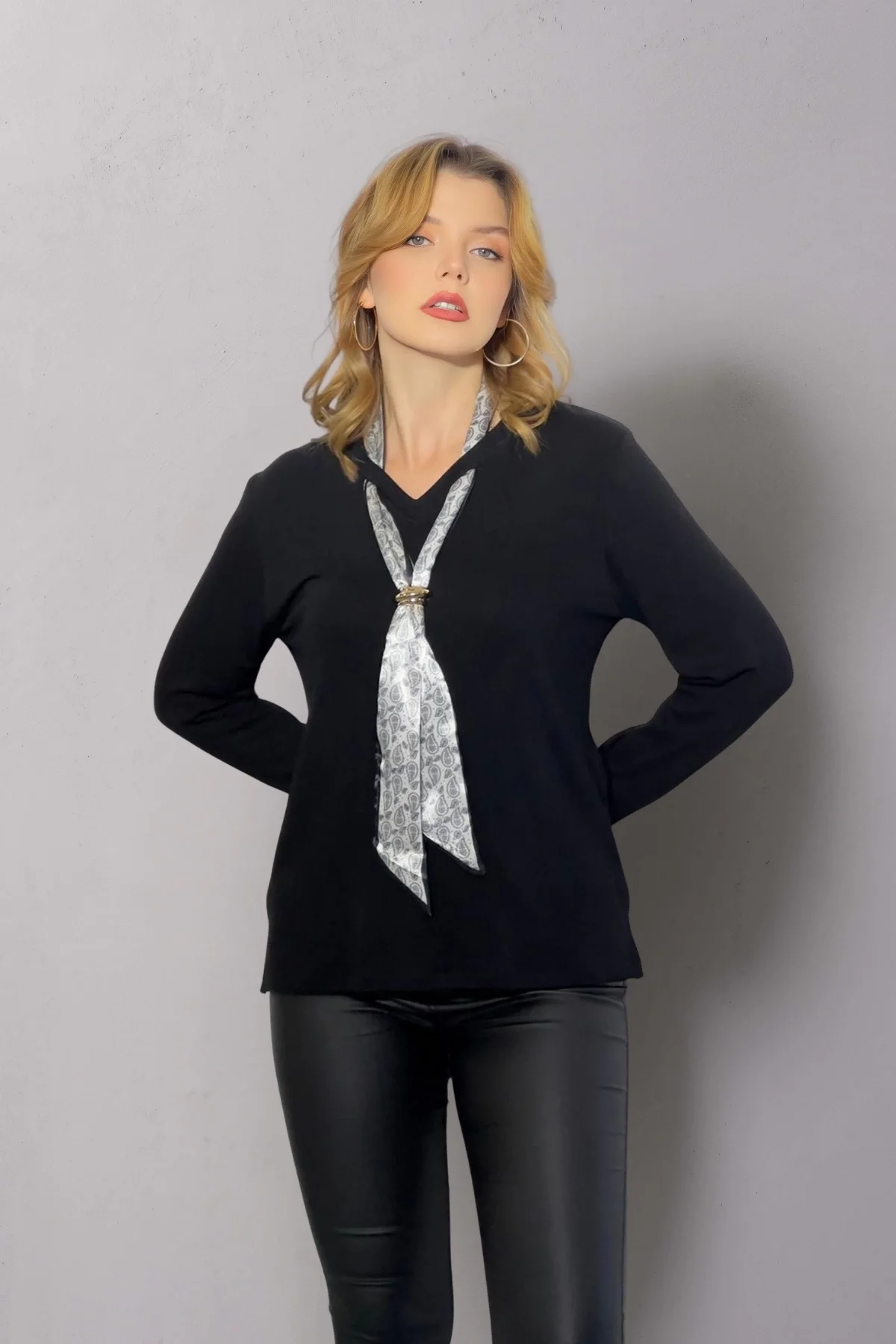 V Yaka Fularlı Bluz