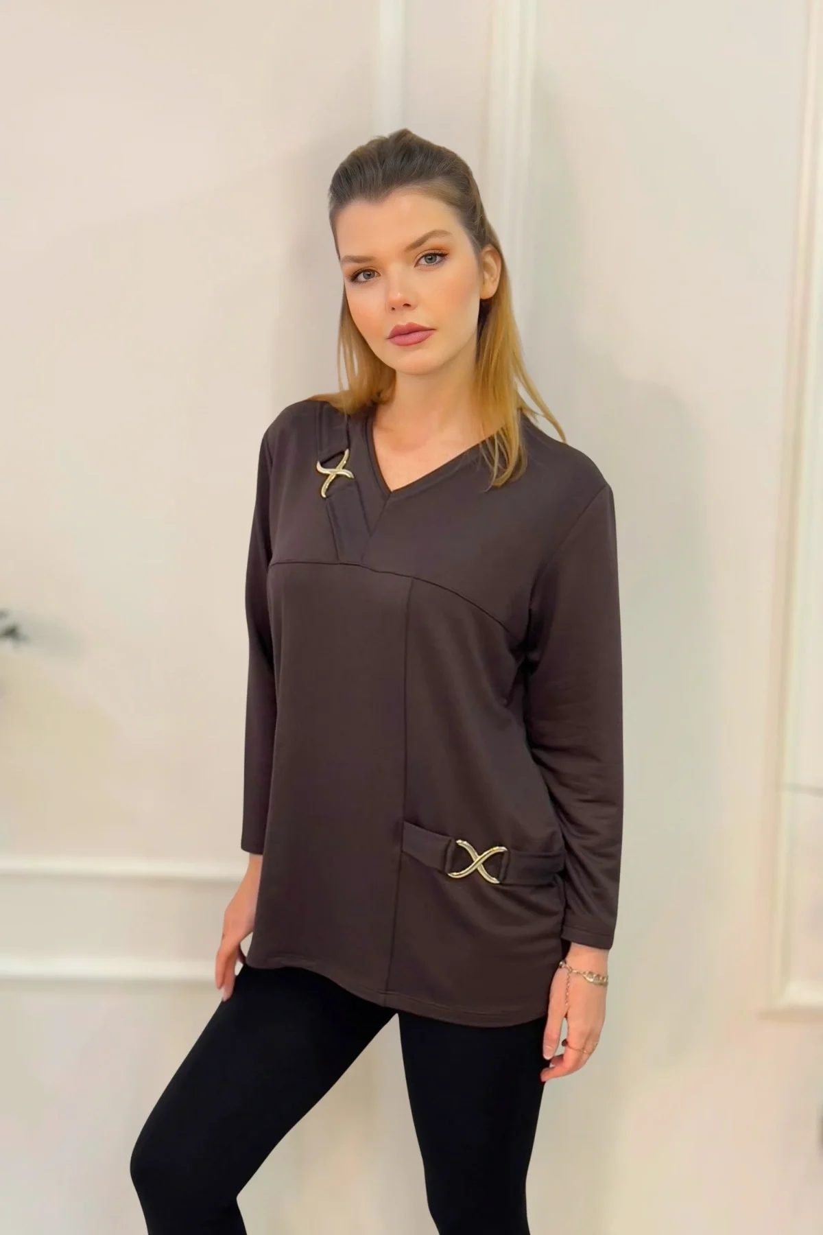 Yakası Toka Detaylı Parçalı Bluz