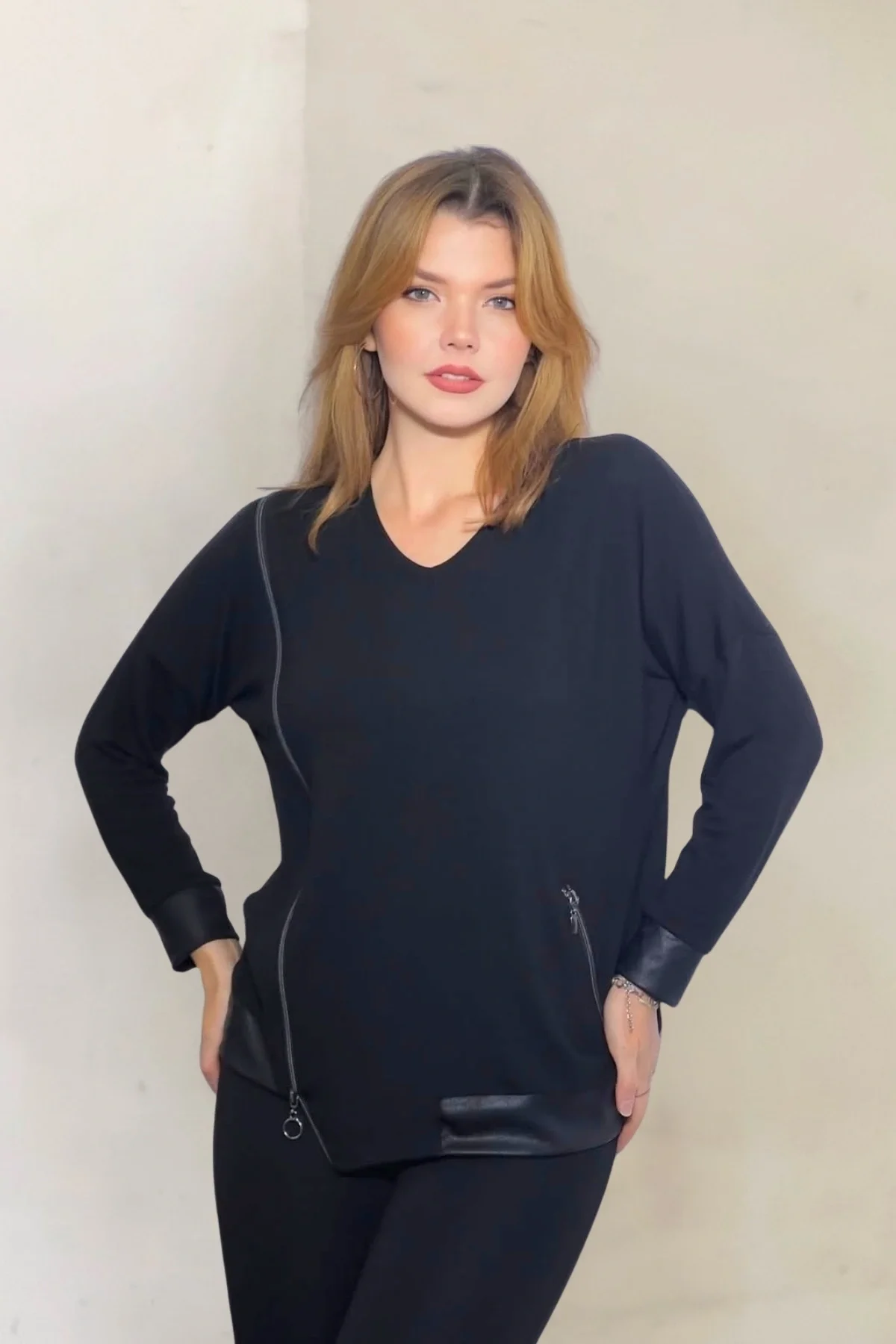 Yandan Fermuarlı Suni Deri Detaylı Bluz