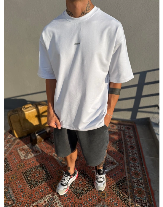 Beyaz Göğüs Nakışlı Oversize T-Shirt