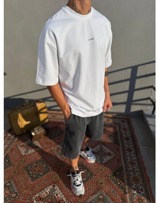 Beyaz Göğüs Nakışlı Oversize T-Shirt