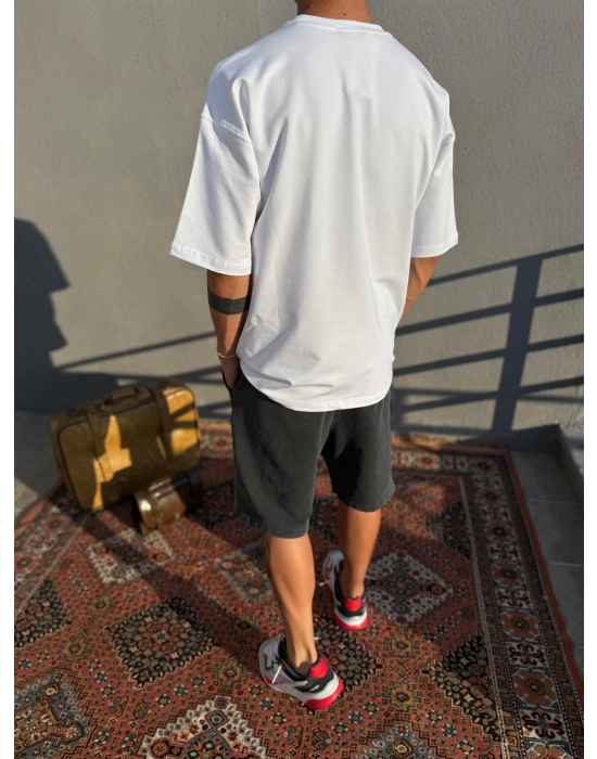 Beyaz Göğüs Nakışlı Oversize T-Shirt