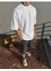 Beyaz Göğüs Nakışlı Oversize T-Shirt