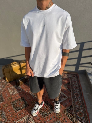 Beyaz Göğüs Nakışlı Oversize T-Shirt