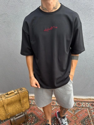 Siyah Nakışlı Oversize T-Shirt