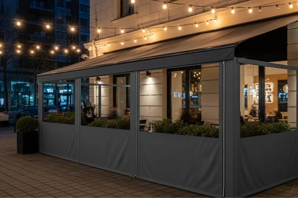 Şık bir restoranın dış mekanını rüzgardan koruyan şeffaf pencereli zip perdeler