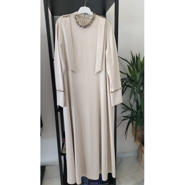 NUSS YAKASI TAŞ İŞLEMELİ ELBİSE kum