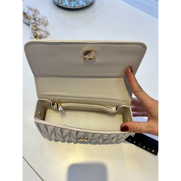 Sisley Kapitone Desenli Zincirli Askılı Omuz Çantası