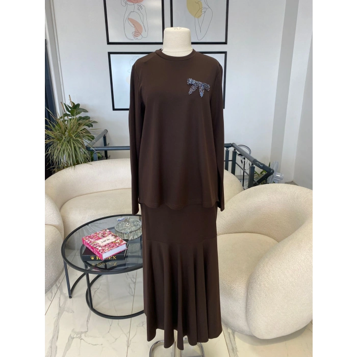 NURCAN ÇETİN FİYONK DETAYLI ETEKLİ TAKIM KAHVERENGİ