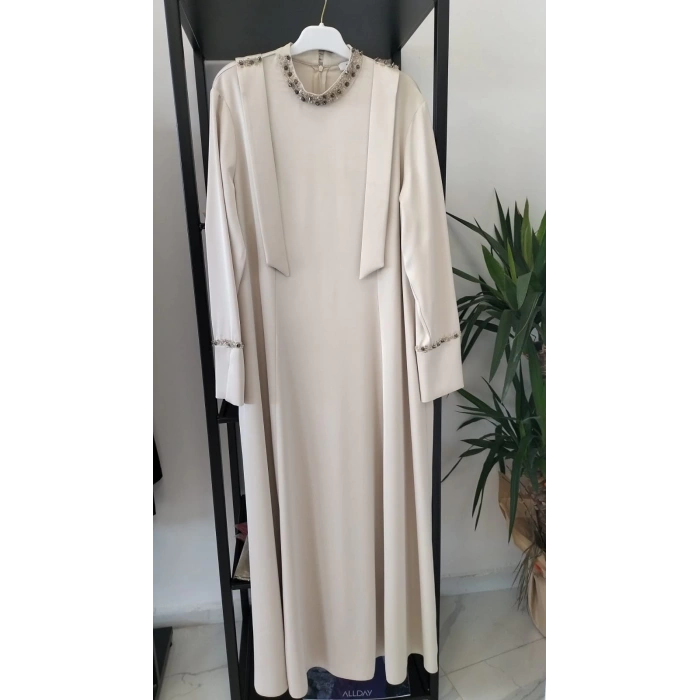 NUSS YAKASI TAŞ İŞLEMELİ ELBİSE kum