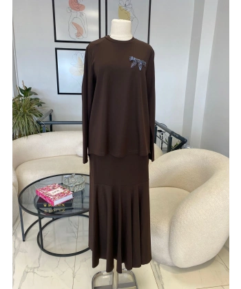 NURCAN ÇETİN FİYONK DETAYLI ETEKLİ TAKIM KAHVERENGİ