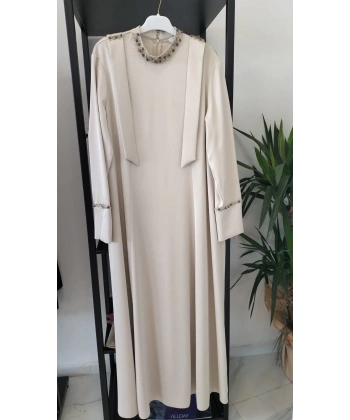 NUSS YAKASI TAŞ İŞLEMELİ ELBİSE kum