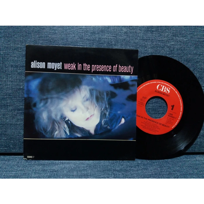 ALISON MOYET WEAK IN THE PRESENCE