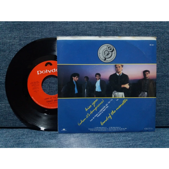 EIGHT SECONDS KISS YOU