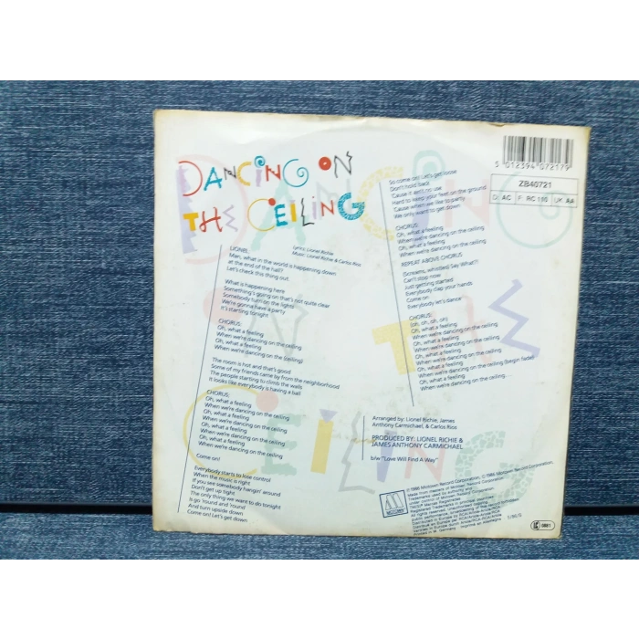 LIONEL RICHIE DANCING ON THE CEILING