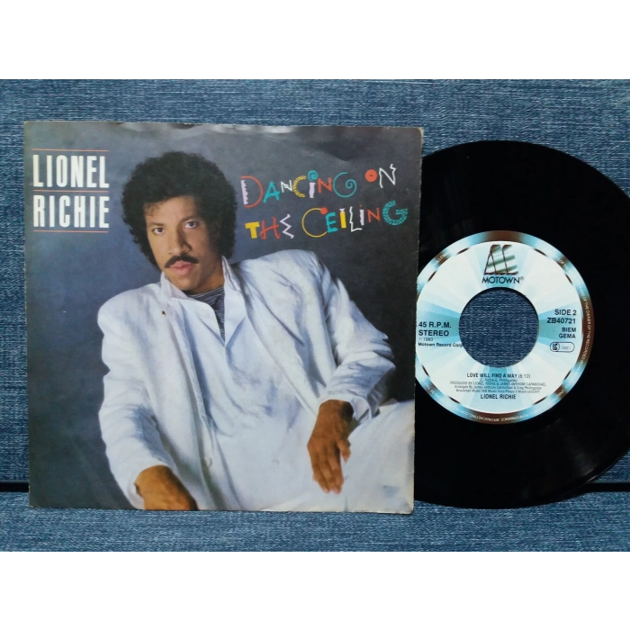 LIONEL RICHIE DANCING ON THE CEILING