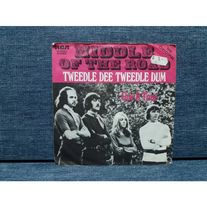 MIDDLE OF THE ROAD TWEEDLE DEE