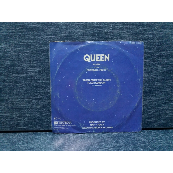 QUEEN FLASH  - FOOTBALL FIGHT