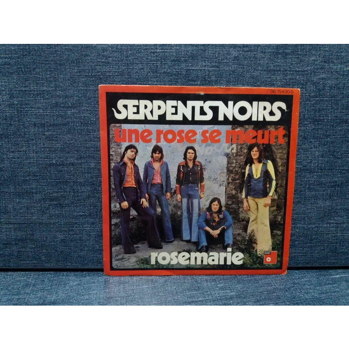 SERPENTS NOIRS UNE ROSE SE MEURT