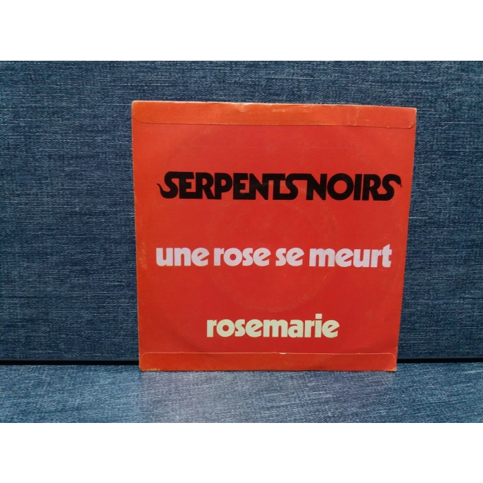 SERPENTS NOIRS UNE ROSE SE MEURT