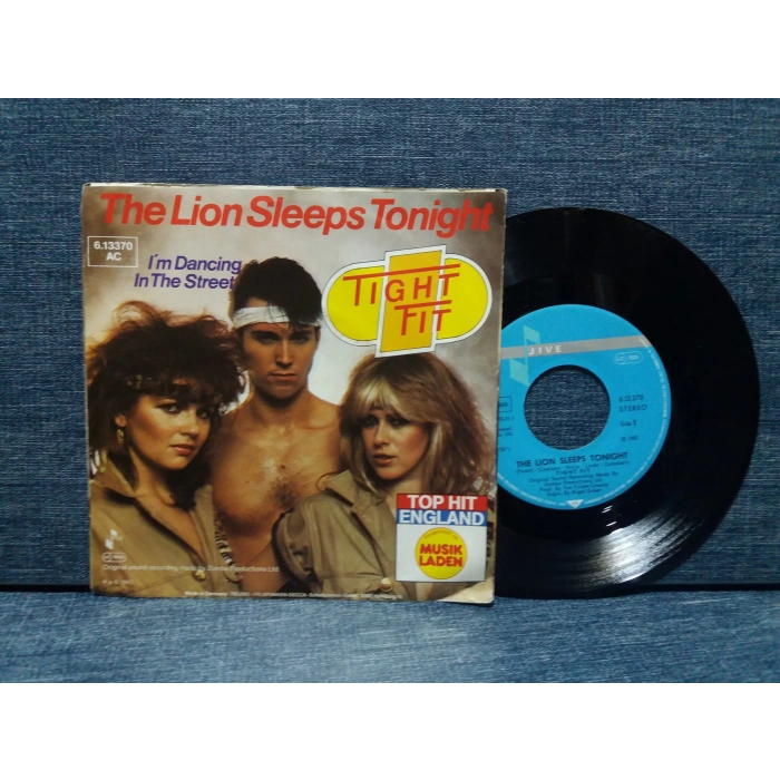 TIGHT FIT LION SLEEPS