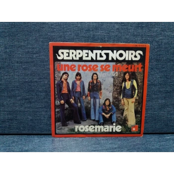 SERPENTS NOIRS UNE ROSE SE MEURT