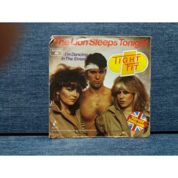 TIGHT FIT LION SLEEPS