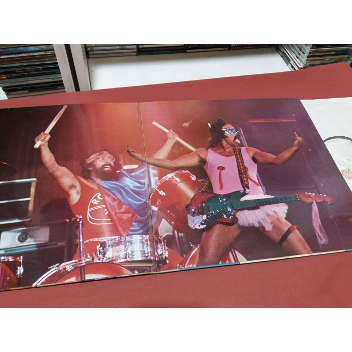 CHEECH CHONGS UP IN SMOKE