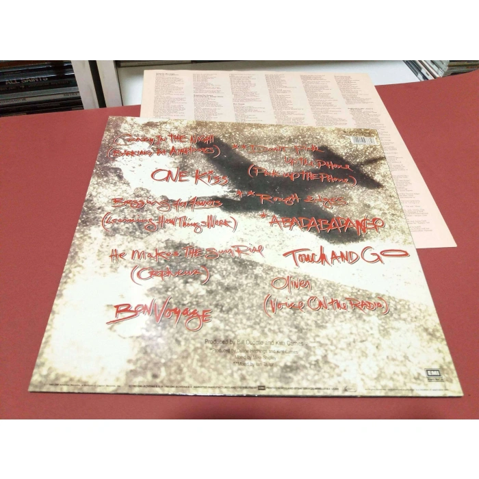 KIM CARNES BARKING AT AIRPLANES