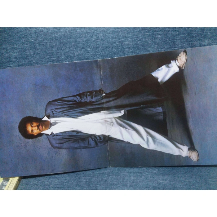 LIONEL RICHIE DANCING ON THE CEILING