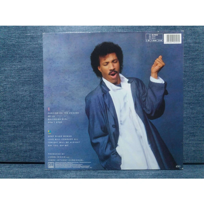 LIONEL RICHIE DANCING ON THE CEILING