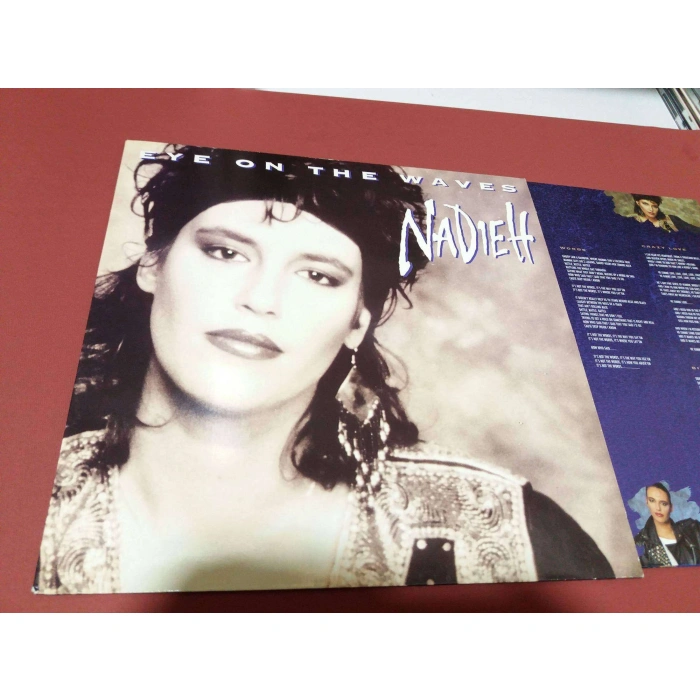 NADIEH EYE ON THE WAVES