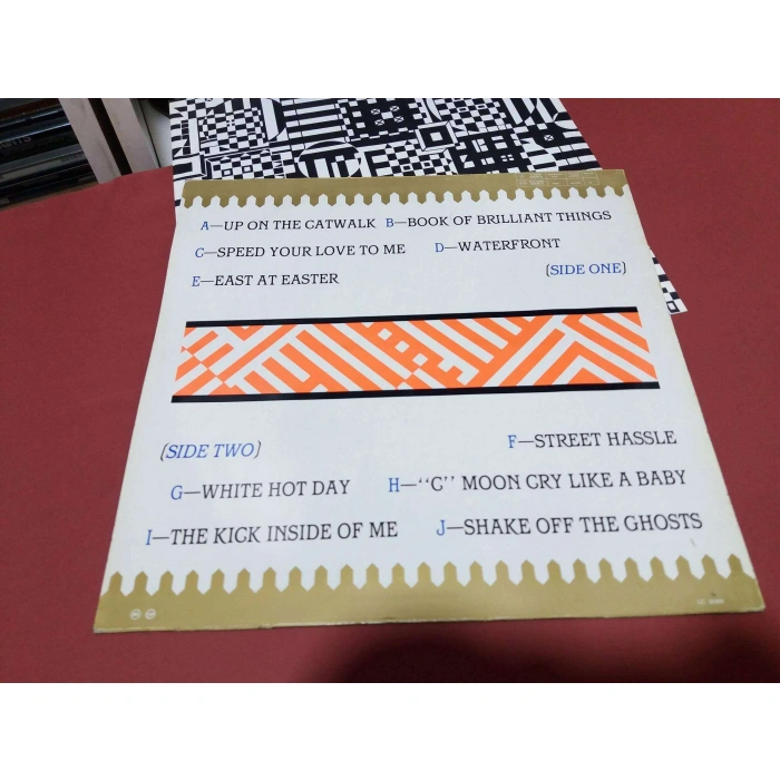 SIMPLE MINDS SPARKLE IN THE RAIN