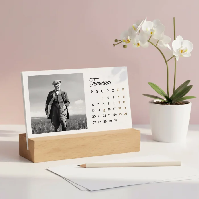 2026 Atatürk Masa Takvimi | Doğal Ahşap Tabanlı Masaüstü Takvimi