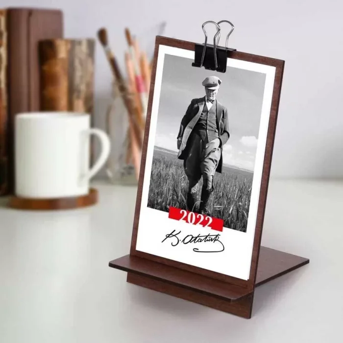 Ahşap Tabanlı Atatürk Masa Takvimi 2025