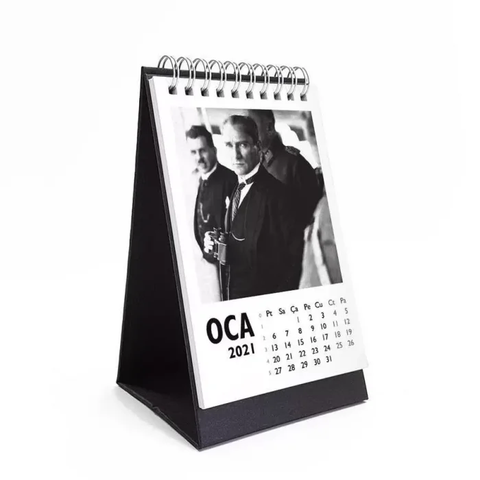 Atatürk Fotoğraflı 2026 Masa Takvimi - Dikey Siyah Beyaz