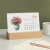 Ahşap Ayaklı Çiçekli 2026 Masa Takvimi – Mevsim Çiçekleri İllüstrasyonlu Takvim