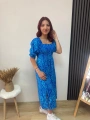 MAVİ DESENLİ YIRTMAÇLI ELBİSE