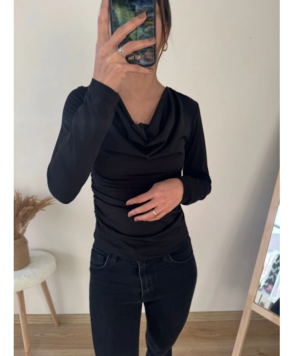 SİYAH DEGAJE YAKA BLUZ